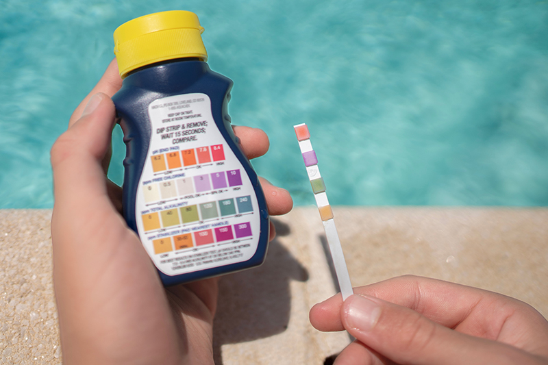 Analyse du pH et du chlore avant traitement d’une eau verte de piscine