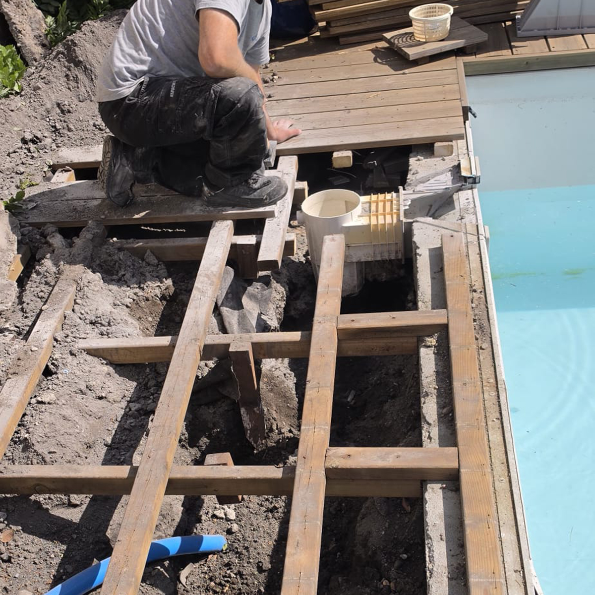 Ouverture de la plage de piscine pour accéder aux canalisations des skimmers
