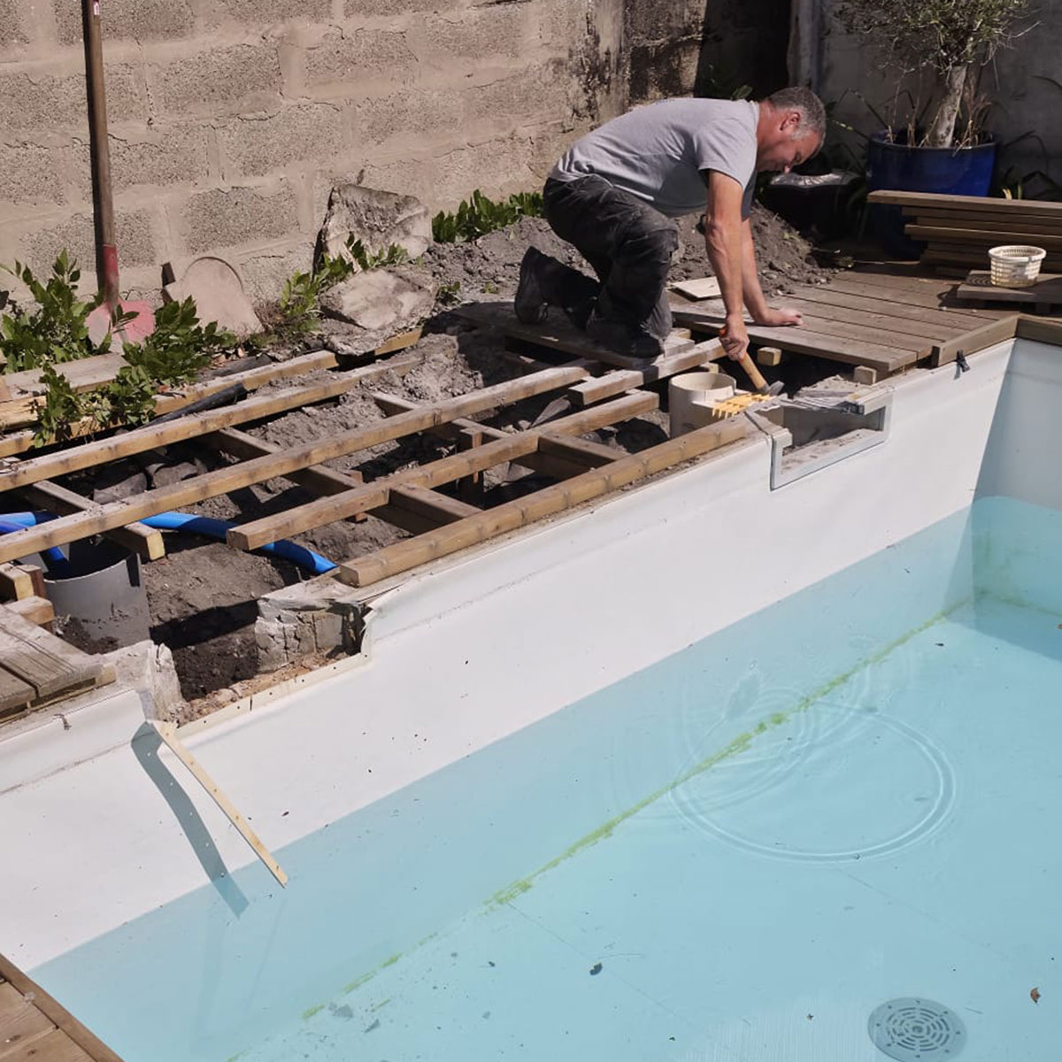 Réparation des skimmers et reprise de la maçonnerie autour d'une piscine