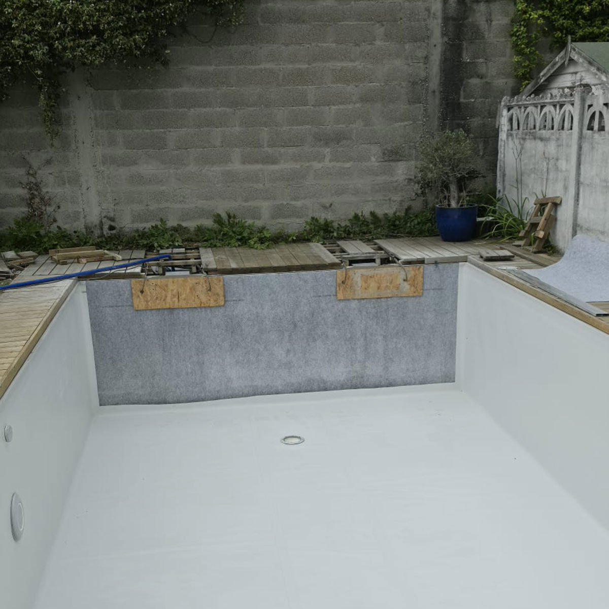 Piscine après réparation de la fuite et poursuite du chantier de rénovation